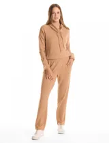 Pantalón tipo jogger de tejido suave, con cintura elástica y corte recto, ideal para un look relajado.