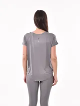 Remera deportiva color salmón, de manga corta y cuello bote.