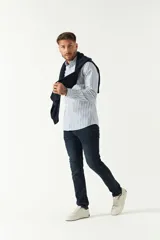 Camisa de manga larga para hombre, color azul claro con microestampado de cuadros. Presenta un corte slim y cuello abotonado.