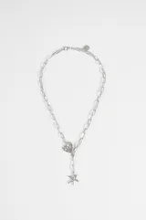 Collar de cadena de eslabones plateados con dije de corazón texturizado y dije colgante en forma de estrella de mar.