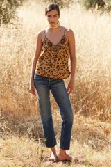 Top de viscosa jacquard con estampado animal print tipo pantera, de corte recto, escote en V con ribete bordado y tirantes finos ajustables.