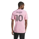 Camiseta de fútbol Adidas del Inter Miami CF, temporada 24/25, color rosa con detalles en negro. Presenta cuello redondo, logo de Adidas y escudo del club en el pecho, junto con el logo de Royal Caribbean en la parte central.