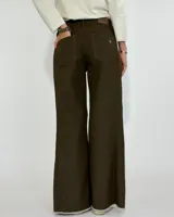Pantalón de jean verde militar, de corte wide leg y tiro alto.