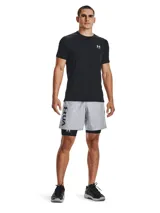 Calza corta de compresión Under Armour HeatGear para hombre, color negro con logo gris en la pierna izquierda y cintura elástica con la inscripción Under Armour. Confeccionada en tejido HeatGear que ofrece cobertura superior sin apelmazar y paneles de malla estratégicos para mayor ventilación.