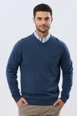 Buzo tejido de algodón con cuello en V, de diseño clásico y liviano, ideal para media estación.