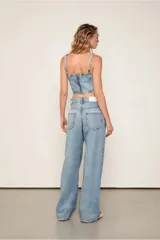 Pantalón de jean celeste con lunares blancos, de corte recto y tiro bajo.