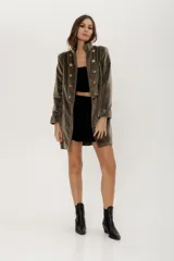 Chaqueta verde militar de terciopelo de algodón, corte levita con cuello mao y doble botonadura dorada.