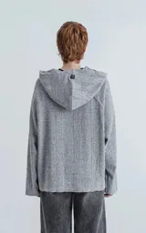 Hoodie de lanilla con textura, diseño oversize crop y costuras expuestas. Cuenta con capucha y bolsillo frontal tipo canguro.