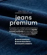 Pantalón de jeans premium azul oscuro de corte recto y cintura media, con bolsillos funcionales, trabillas para cinturón y costuras visibles a contratono. Confeccionado por Marfinno.