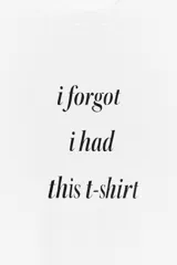 Camiseta blanca de manga corta y cuello redondo, con estampado frontal de texto en color negro que dice "i forgot i had this t-shirt".