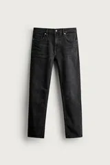 Jeans slim fit de tiro medio color negro con efecto lavado, confeccionados en tejido denim elástico con diseño de cinco bolsillos y cierre frontal con cremallera y botón.