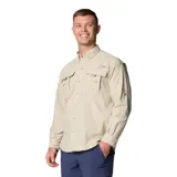 Camisa de manga larga Columbia modelo Bahama II, color beige. Confeccionada en tejido de secado rápido con protección solar UPF 50. Presenta cuello con botones, dos bolsillos frontales con solapa, rejillas de ventilación en la espalda y hombros, y pestañas para sujetar las mangas enrolladas.