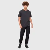 Remera de manga corta y cuello redondo, confeccionada en algodón orgánico de alta calidad. Presenta un diseño básico y versátil con un pequeño detalle de etiqueta en el lateral inferior.