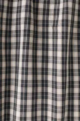Pantalón de corte relajado confeccionado en popelina de algodón con estampado de cuadros. Presenta cintura elástica con cordón de ajuste y bolsillos laterales.