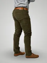 Pantalón de pana azul marino, de corte recto y calce ajustado, con cinco bolsillos y cinturón de cuero marrón.