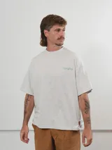 Remera gris jaspeado de algodón con corte boxy fit y bordado de olas verdes en el pecho.