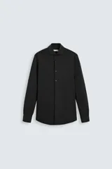 Camisa de manga larga color celeste claro, corte slim fit, con cuello italiano abierto y cierre frontal de botonadura.