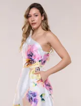 Vestido midi de tafeta blanca con estampado floral en tonos rosados, amarillos y morados. Presenta diseño de un solo hombro, corte en la cintura y falda evasé con vuelo.