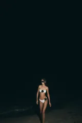 Braguita de bikini blanca de tiro medio con detalle de flor negra en el lateral.