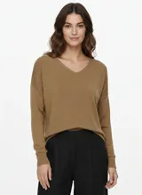 Sweater de punto color marrón tostado, con escote en V y calce ajustado.