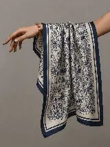 Pañuelo cuadrado de diseño estampado con patrón paisley en color azul marino sobre fondo blanco, con bordes en tono oscuro y líneas decorativas perimetrales.