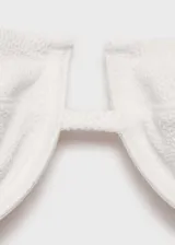 Top de bikini blanco con textura, tirantes finos extraíbles y cierre de gancho en la espalda.
