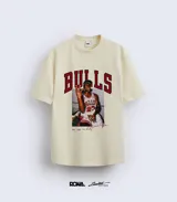 Remera color crema con estampado de Michael Jordan y la palabra "Bulls" en rojo.