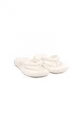 Chancletas de dedo color blanco, con suela gruesa y tiras acolchadas.