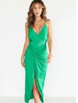 Vestido midi de cóctel color verde, con tirantes finos, escote en V y diseño drapeado en la cintura con nudo frontal y tajo en la falda.