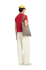 Bolso tipo shopper de la colección Benito Antonio x Zara, confeccionado en tejido con estampado a cuadros en tonos marrones y blancos. Cuenta con compartimento principal sin cierre, doble asa de mano y un pequeño bordado distintivo en la parte inferior.