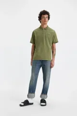 Chomba manga corta color verde oliva con cuello clásico, tapeta de dos botones y logo de la marca bordado en el pecho.