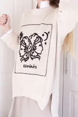 Sweater tejido en algodón color crudo, con bordado del signo zodiacal Cáncer en el frente. Diseño oversize de talle único.