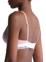 Soutien estilo triángulo de algodón modal, color rosado pálido, con copas sin costuras y relleno. Presenta una banda elástica ancha bajo el busto con el logo de Calvin Klein en blanco y negro.