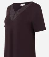 Camisón corto de viscosa color marrón oscuro, con escote en V decorado con encaje y mangas cortas.