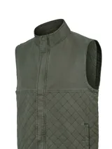 Chaleco verde militar de algodón orgánico con cuello alto, cierre frontal con solapa y bolsillos laterales. Presenta diseño acolchado en rombos en la parte inferior y canesú liso en la parte superior.
