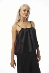 Musculosa de satén color negro, de corte holgado, con tirantes finos y escote fruncido ajustable con cordón.