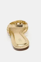 Zapato destalonado plano color dorado, con capellada trenzada y tira trasera elástica.