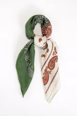 Pañuelo cuadrado con estampa de estilo paisley y arabescos, dividido en bloques de colores verde, blanco y naranja.