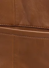 Chaqueta de cuero de ovino en color marrón, de diseño corto y cruzado, con doble botonadura frontal y solapas clásicas.