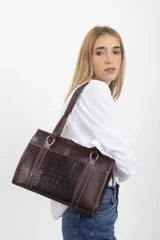 Cartera tipo shopper de cuero genuino marrón con panel central de textura símil cocodrilo y herrajes metálicos plateados.