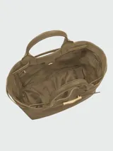 Bolso tote grande Longchamp modelo Le Smart Flow, color tostado, confeccionado en cuero con textura granulada. Cuenta con doble asa de mano, tira decorativa con broche metálico dorado en la parte frontal y diseño estructurado.
