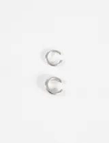 Set de dos earcuff de diseño minimalista y acabado brillante en tono plateado.
