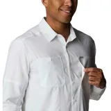 Camisa de manga larga Columbia, modelo Silver Ridge, color blanco. Confeccionada en tejido técnico ligero y transpirable con tecnología Omni-Wick y protección solar Omni-Shade UPF 50. Presenta cuello clásico, cierre frontal con botones, dos bolsillos en el pecho y sistema de ventilación en la espalda.