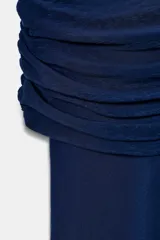 Vestido largo azul marino, sin mangas, con escote recto fruncido tipo *off-shoulder* y falda con bajo asimétrico y semitransparente.