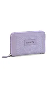 Billetera mediana con textura tipo croco, color mostaza, con cierre perimetral y placa metálica con logo de la marca en el frente.