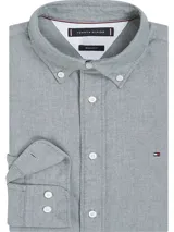 Camisa celeste de algodón Oxford, corte regular, con cuello abotonado, manga larga y logo de Tommy Hilfiger bordado en el pecho.