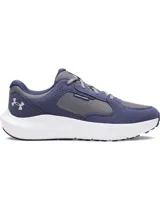 Championes de running Under Armour modelo Charged Versurge, color azul marino con detalles en gris y suela blanca. Presentan una parte superior resistente con revestimientos de gamuza sintética y base textil, plantilla Deluxe Comfort System y mediasuela Charged Cushioning para mayor amortiguación.