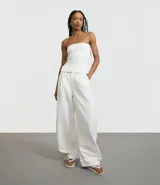 Blusa blanca sin breteles, confeccionada en microfibra, con detalle de encaje en el lateral y corte ajustado.