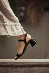 Sandalias de taco ancho de 4 cm, color beige charol, con tira delantera y tira en el talón con hebilla ajustable.