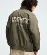 Campera rompeviento color verde militar, con cierre frontal de cremallera, cuello alto, puños y cintura elásticos. Presenta recortes delanteros y un pequeño logo estampado en el pecho.